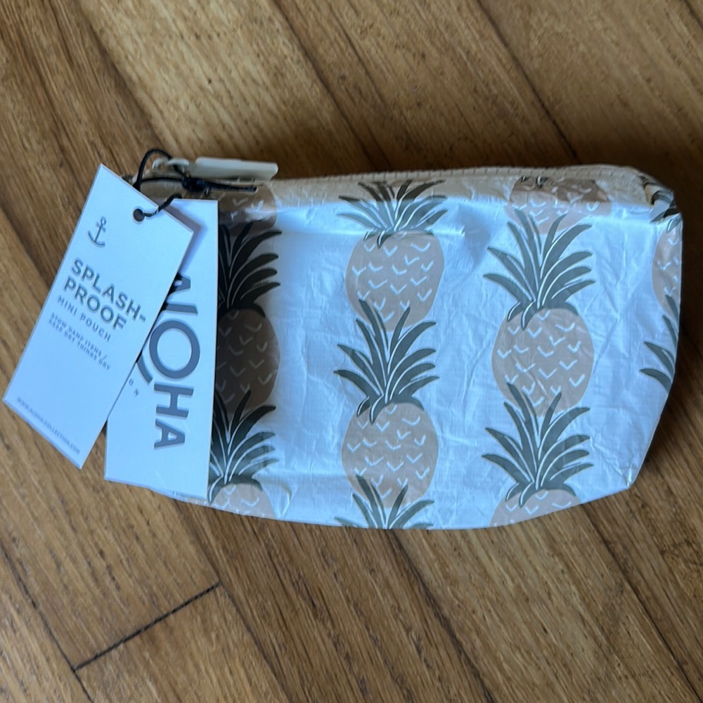 NWT Aloha Collection Splash Proof Mini Pouch Mini Pineapple Groove